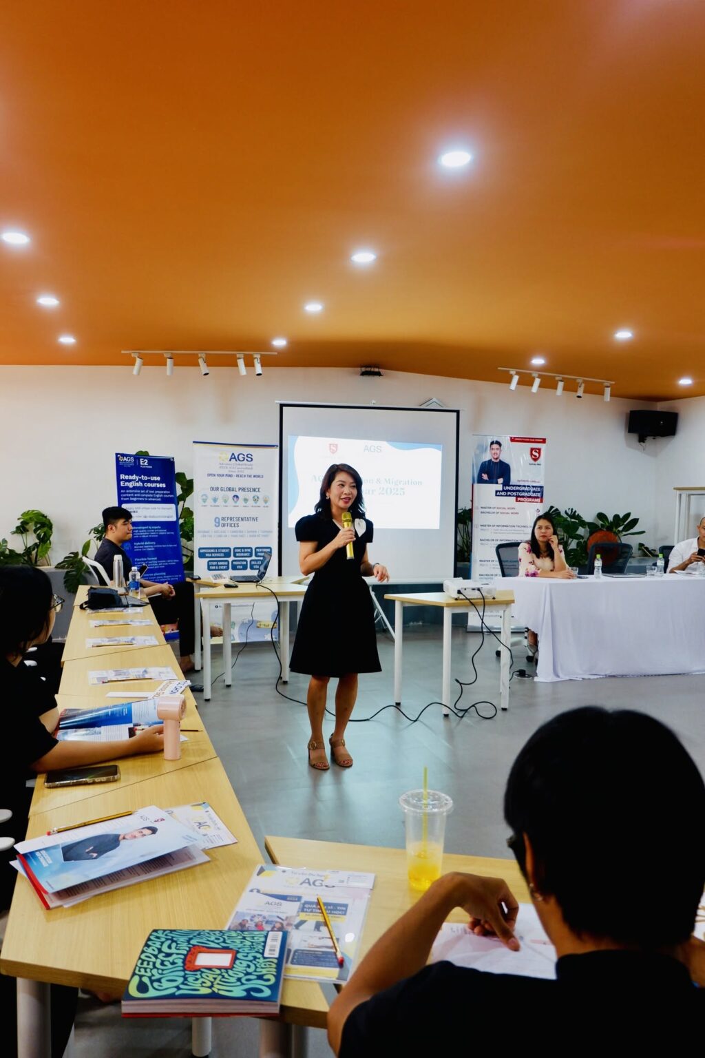 Diễn giả chia sẻ tại hội thảo du học và di trú
