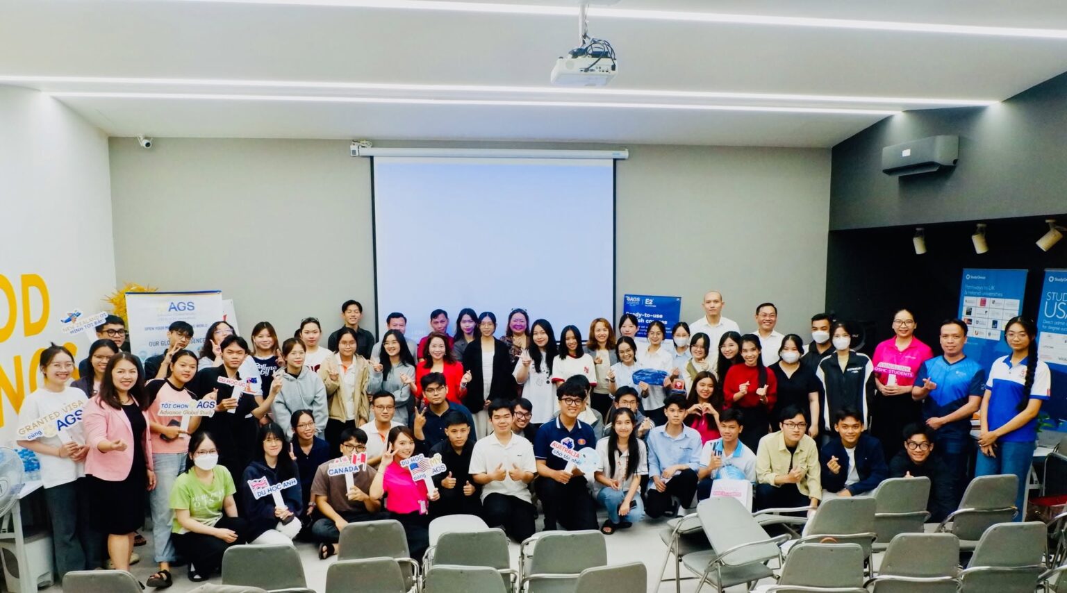 Ảnh lưu niệm của người tham dự hội thảo cùng đội ngũ A1